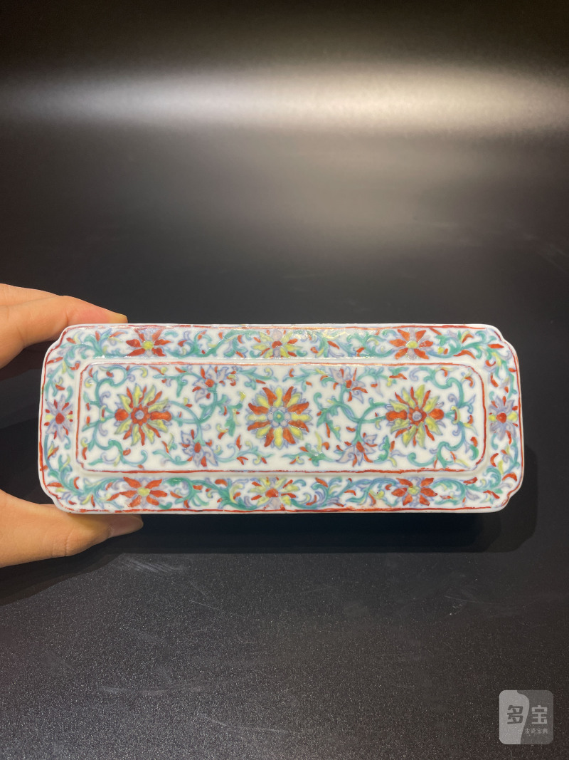 清乾隆 斗彩缠枝莲纹长方文具盒 - 图5